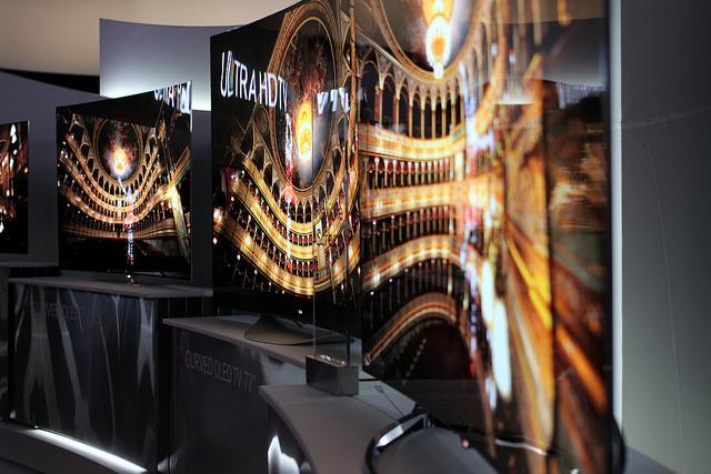 Kaareva OLED-televisio (Kuva: Maurizio Pesce CC BY 2.0)